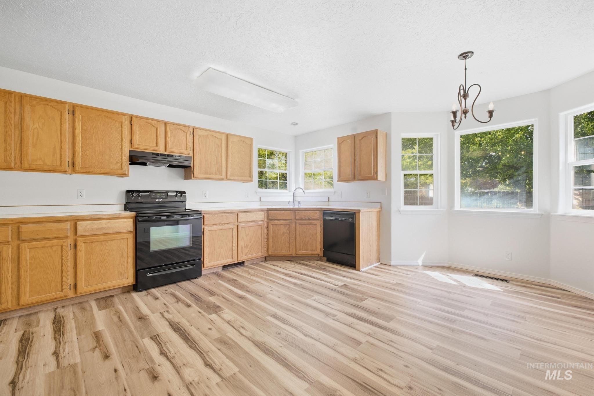 978 Aspenwood Ln, Twin Falls, Idaho 83301, 4 Bedrooms, 2 Bathrooms, Residential For Sale, Price $385,000, 99001251