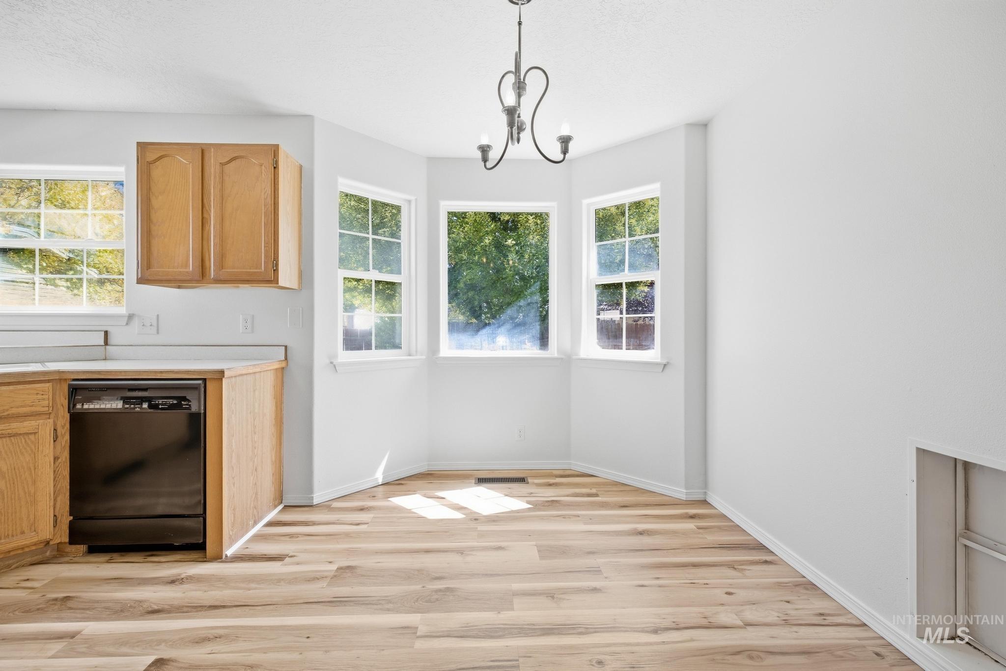 978 Aspenwood Ln, Twin Falls, Idaho 83301, 4 Bedrooms, 2 Bathrooms, Residential For Sale, Price $385,000, 99001251