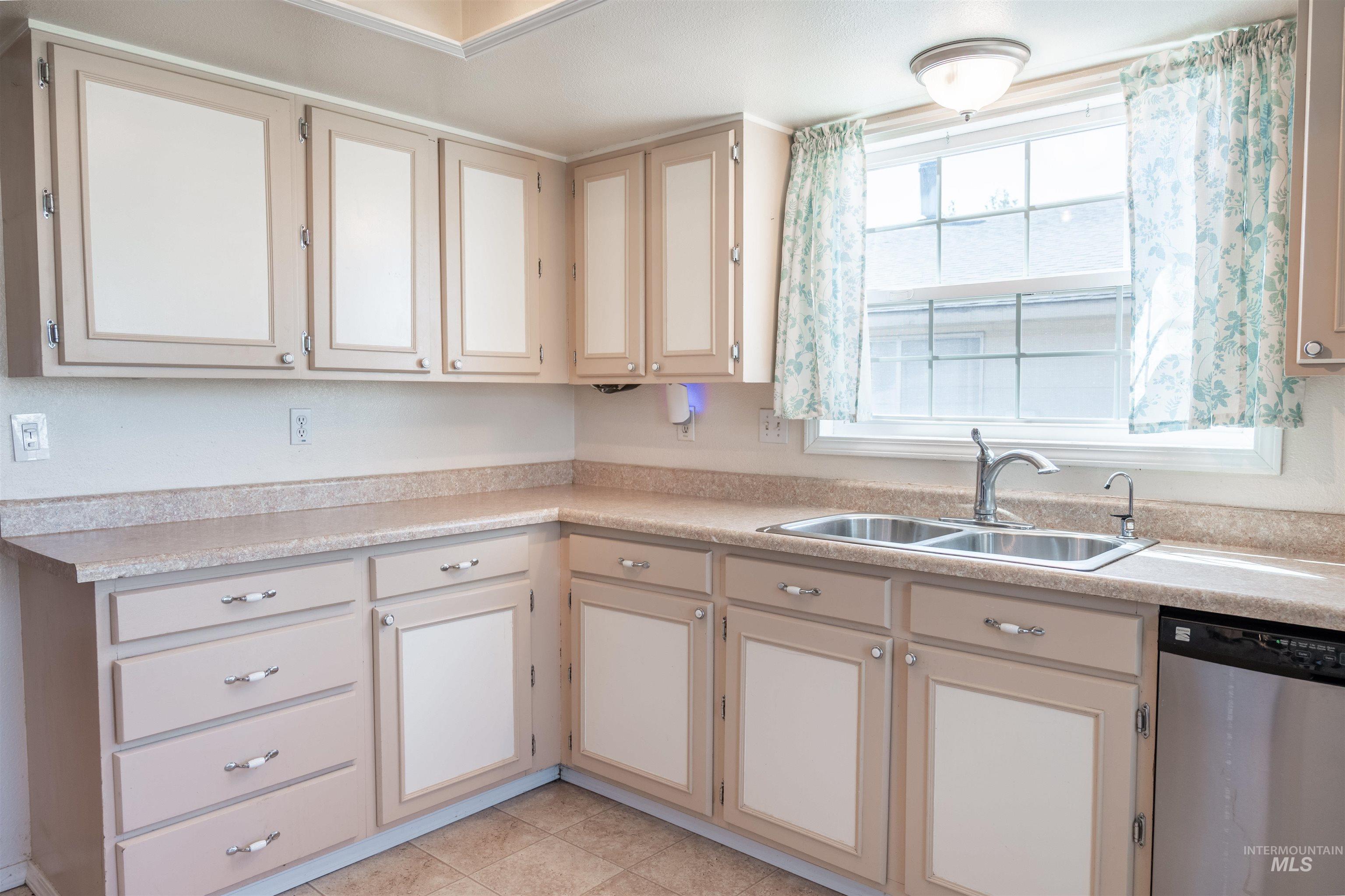 1638 SW 1st Place, Ontario, Oregon 97914, 4 Bedrooms, 2 Bathrooms, Residential For Sale, Price $315,000, 99001253