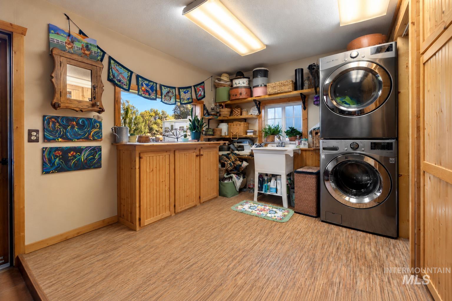 2912 S 1050 E, Hagerman, Idaho 83332, 3 Bedrooms, 1.5 Bathrooms, Residential For Sale, Price $445,000,MLS 99001261