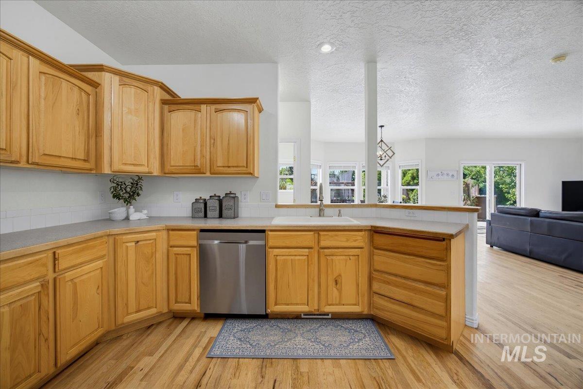 8625 Vic Lane, Middleton, Idaho 83644, 4 Bedrooms, 2.5 Bathrooms, Residential For Sale, Price $1,075,000,MLS 99001262
