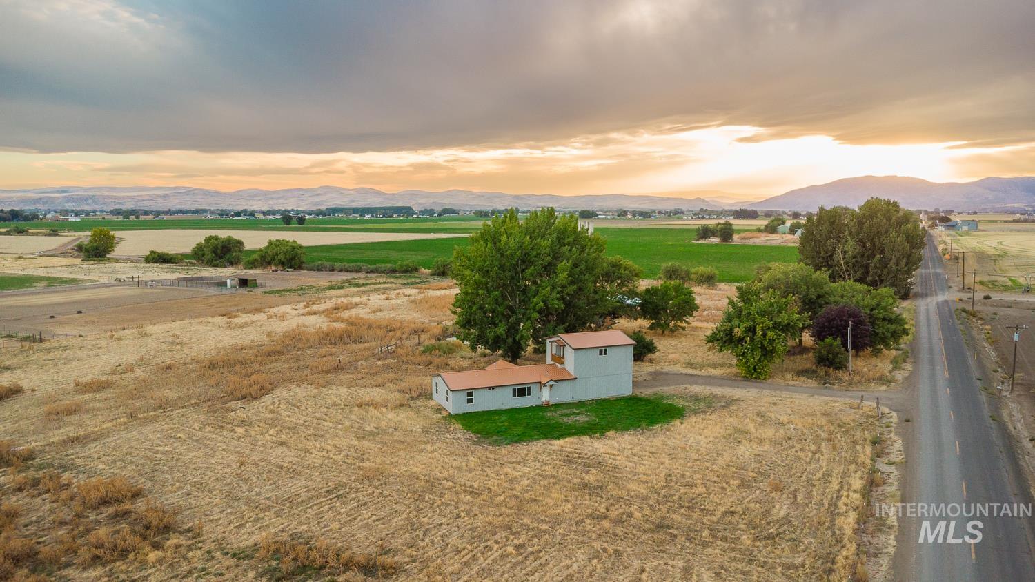 1117 Olds Ferry Rd, Weiser, Idaho 83617, 3 Bedrooms, 3 Bathrooms, Residential For Sale, Price $499,900,MLS 99001264