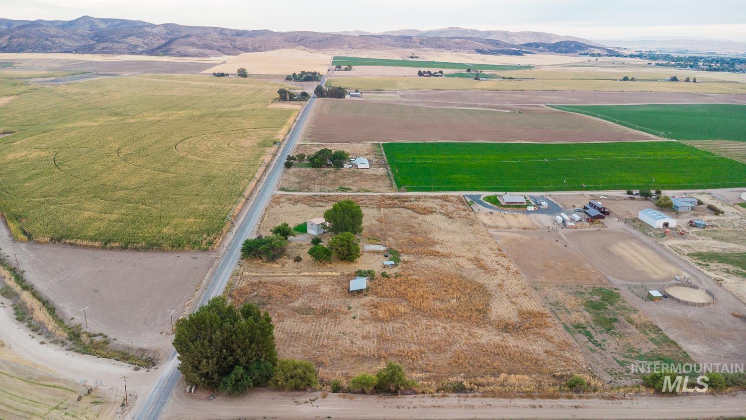1117 Olds Ferry Rd, Weiser, Idaho 83617, 3 Bedrooms, 3 Bathrooms, Residential For Sale, Price $499,900,MLS 99001264