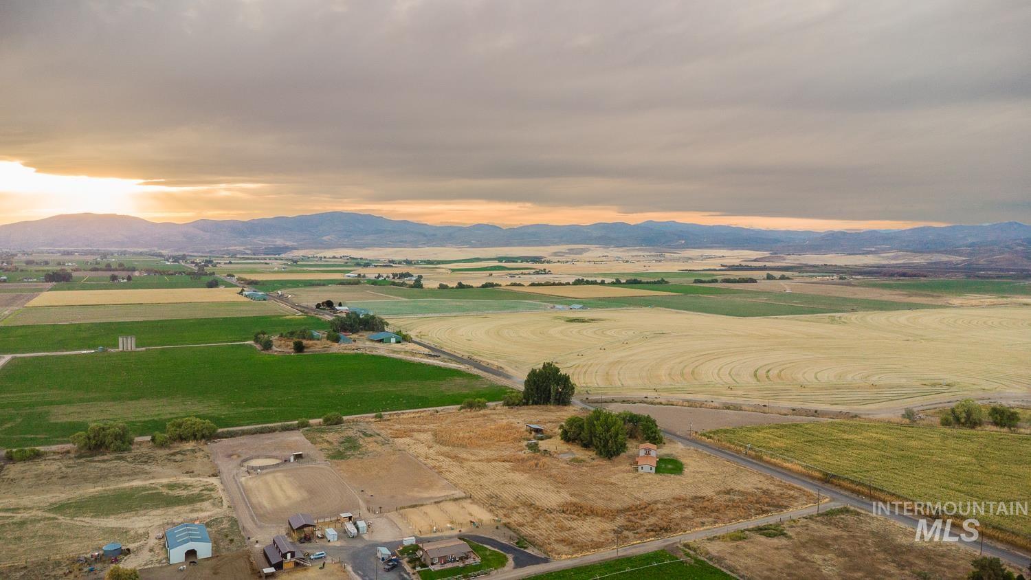 1117 Olds Ferry Rd, Weiser, Idaho 83617, 3 Bedrooms, 3 Bathrooms, Residential For Sale, Price $499,900,MLS 99001264