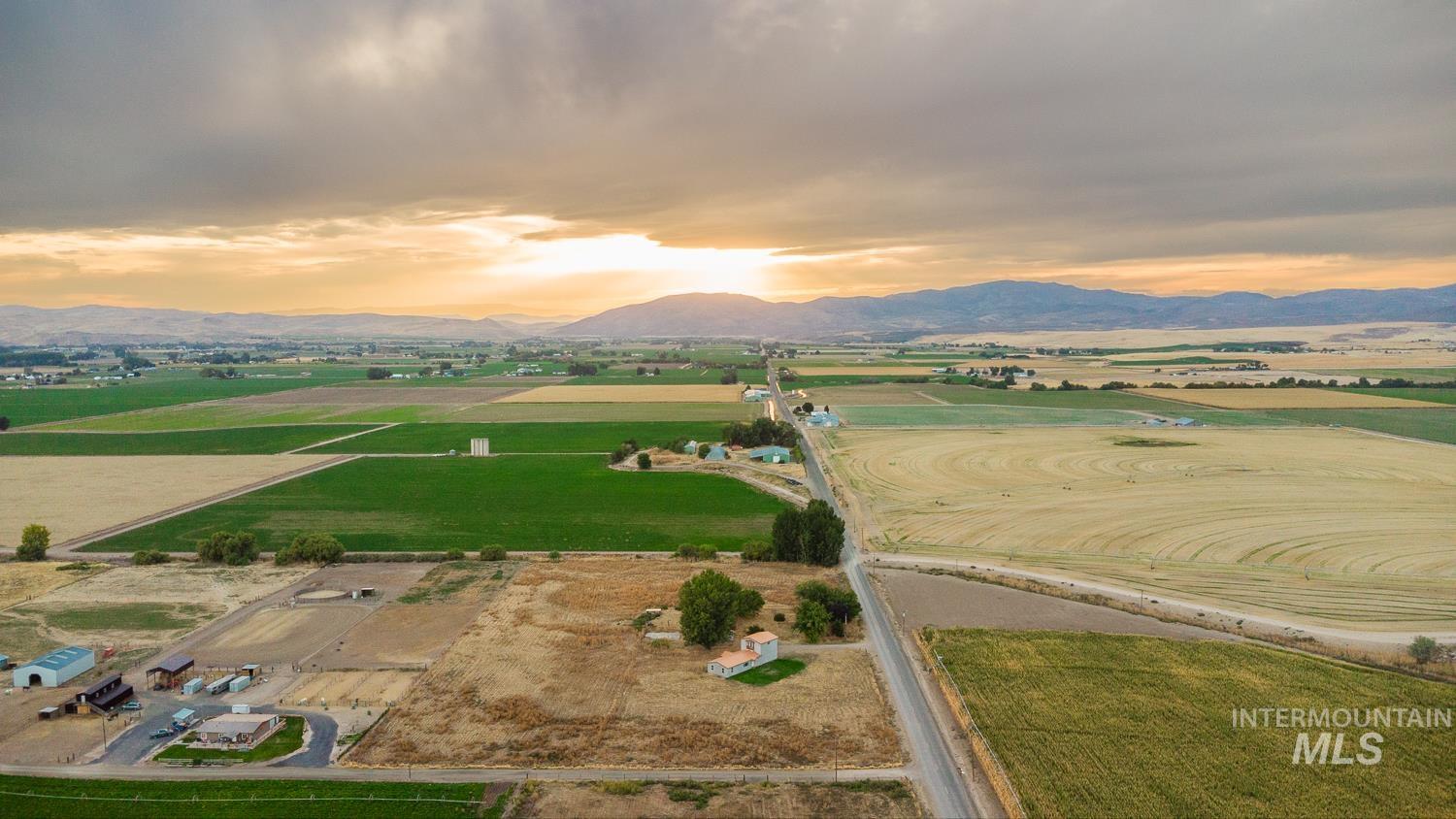 1117 Olds Ferry Rd, Weiser, Idaho 83617, 3 Bedrooms, 3 Bathrooms, Residential For Sale, Price $499,900,MLS 99001264