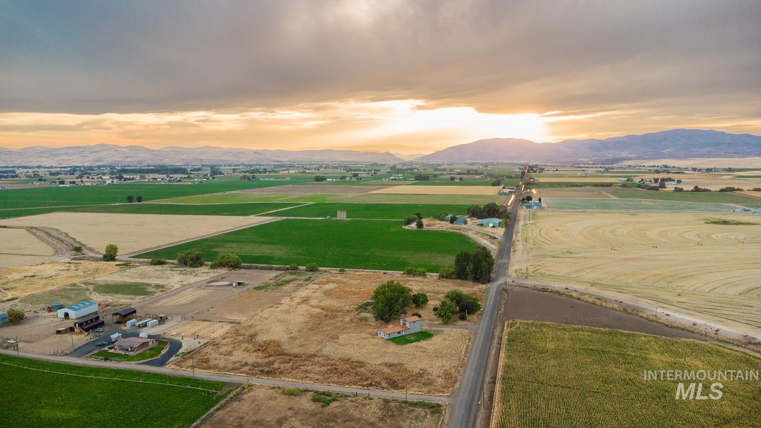 1117 Olds Ferry Rd, Weiser, Idaho 83617, 3 Bedrooms, 3 Bathrooms, Residential For Sale, Price $499,900,MLS 99001264