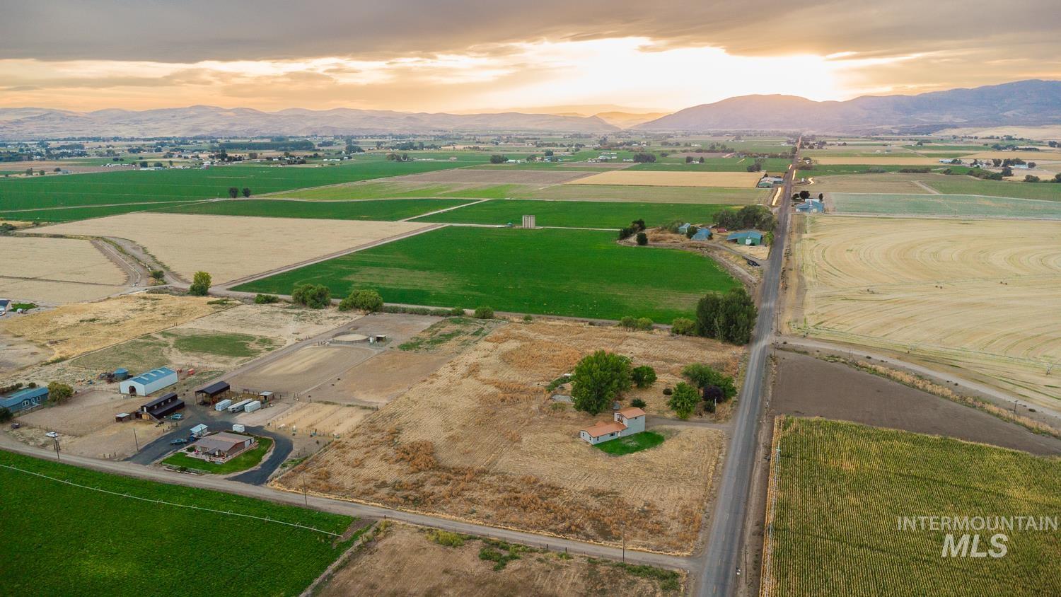 1117 Olds Ferry Rd, Weiser, Idaho 83617, 3 Bedrooms, 3 Bathrooms, Residential For Sale, Price $499,900,MLS 99001264