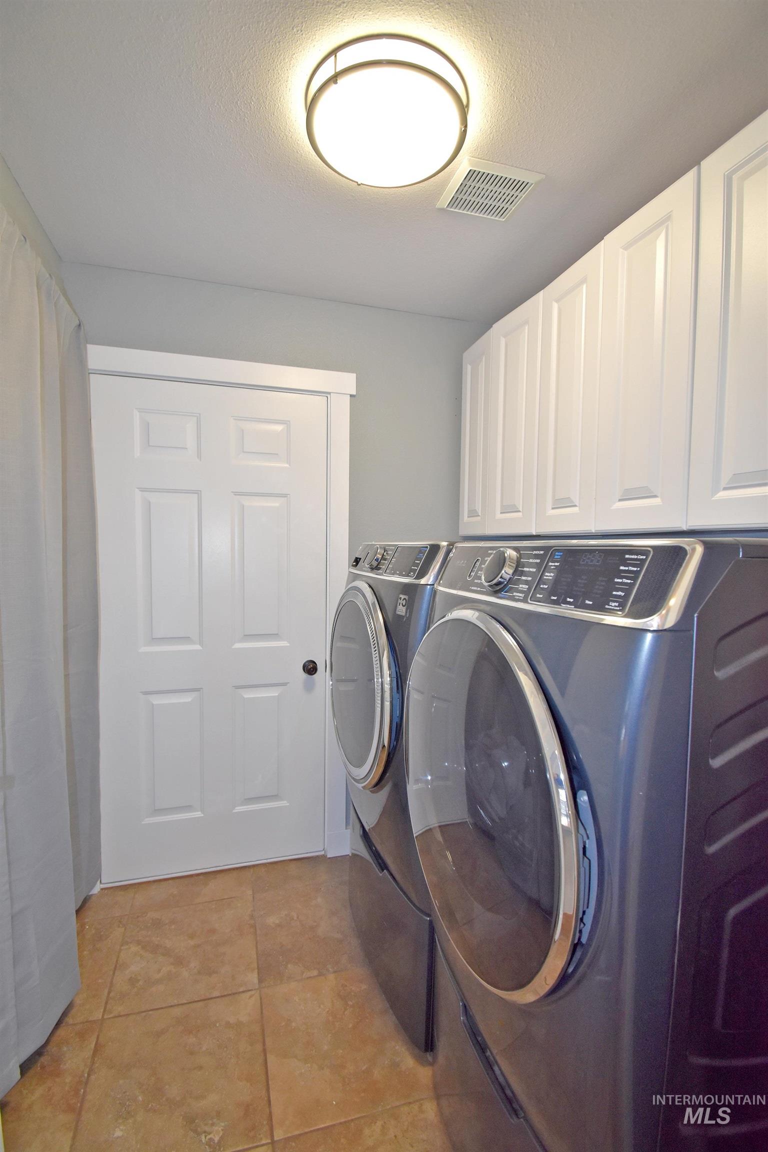 1928 Birch Court, Lewiston, Idaho 83501, 3 Bedrooms, 2.5 Bathrooms, Residential For Sale, Price $470,000,MLS 99001326