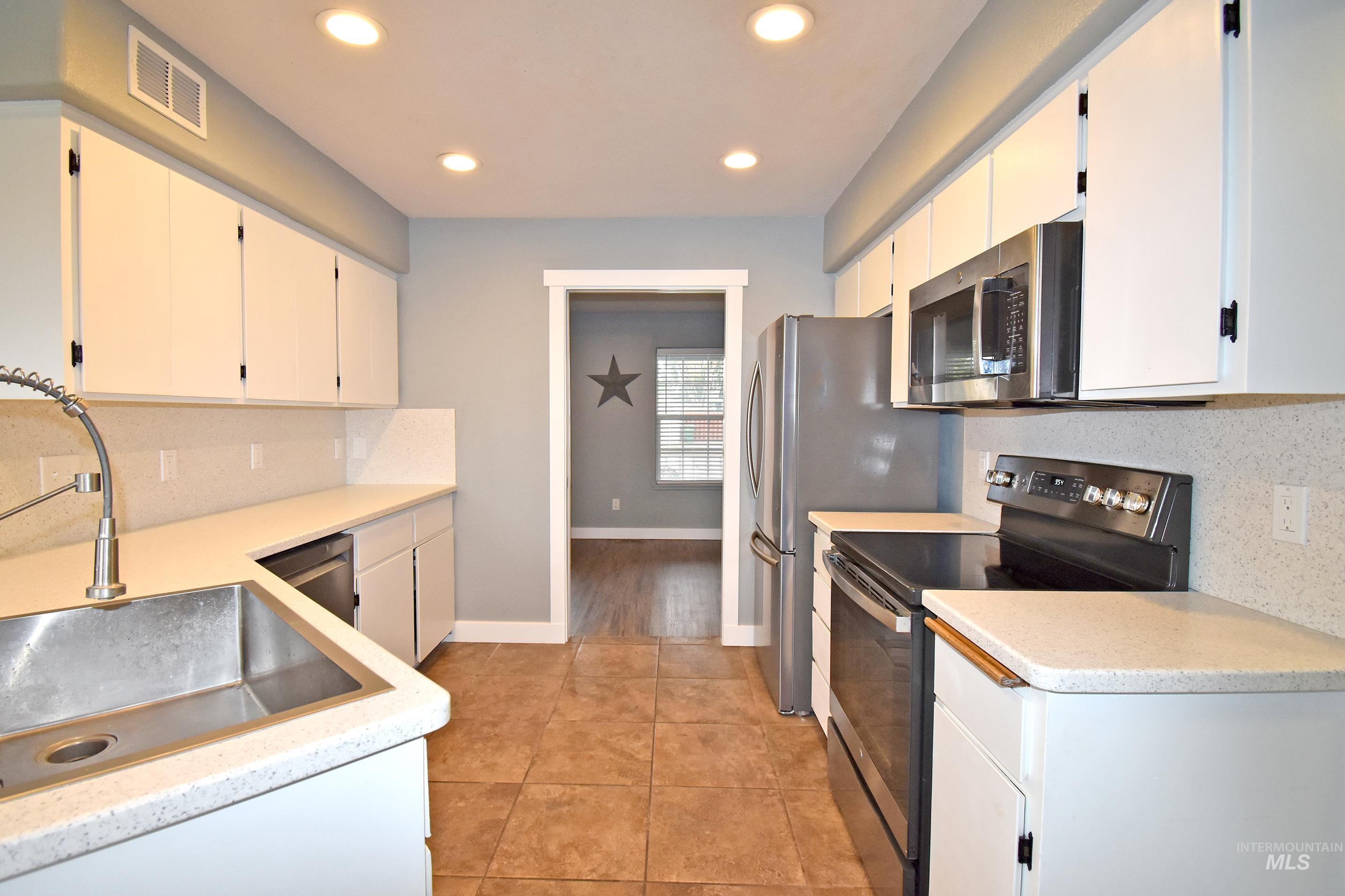 1928 Birch Court, Lewiston, Idaho 83501, 3 Bedrooms, 2.5 Bathrooms, Residential For Sale, Price $470,000,MLS 99001326