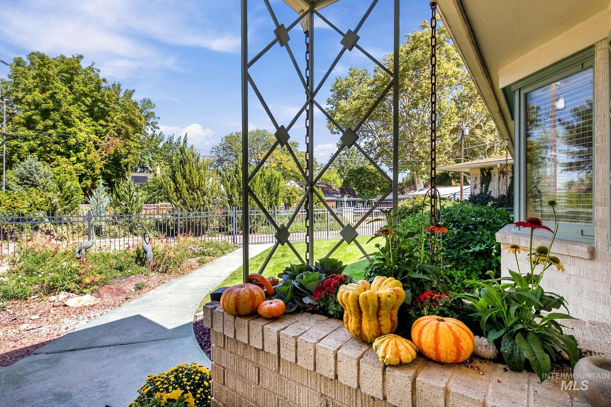 619 Fairway Dr, Caldwell, Idaho 83605, 2 Bedrooms, 2.5 Bathrooms, Residential For Sale, Price $699,000, 99001390