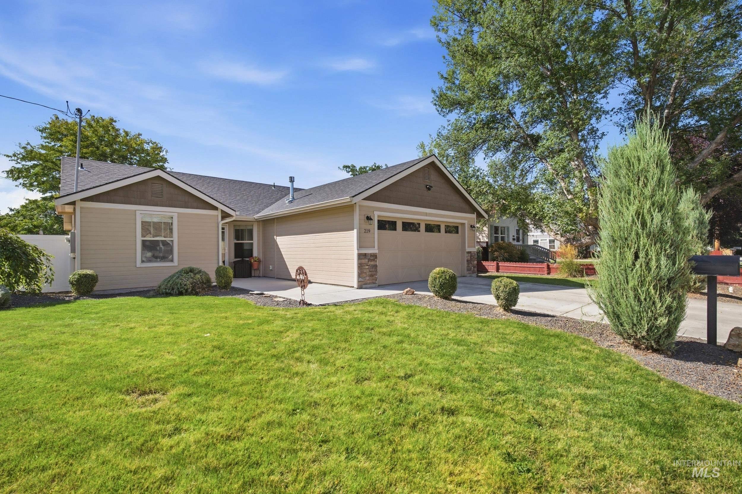 219 High Street, Nampa, Idaho 83651, 3 Bedrooms, 2 Bathrooms, Residential For Sale, Price $365,000,MLS 99001441