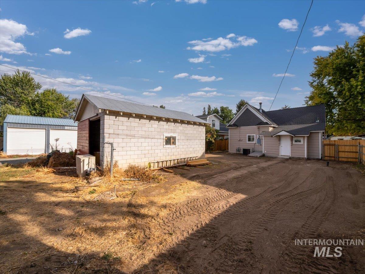 518 E Court Street, Weiser, Idaho 83672, 3 Bedrooms, 2 Bathrooms, Residential For Sale, Price $315,000,MLS 99001472