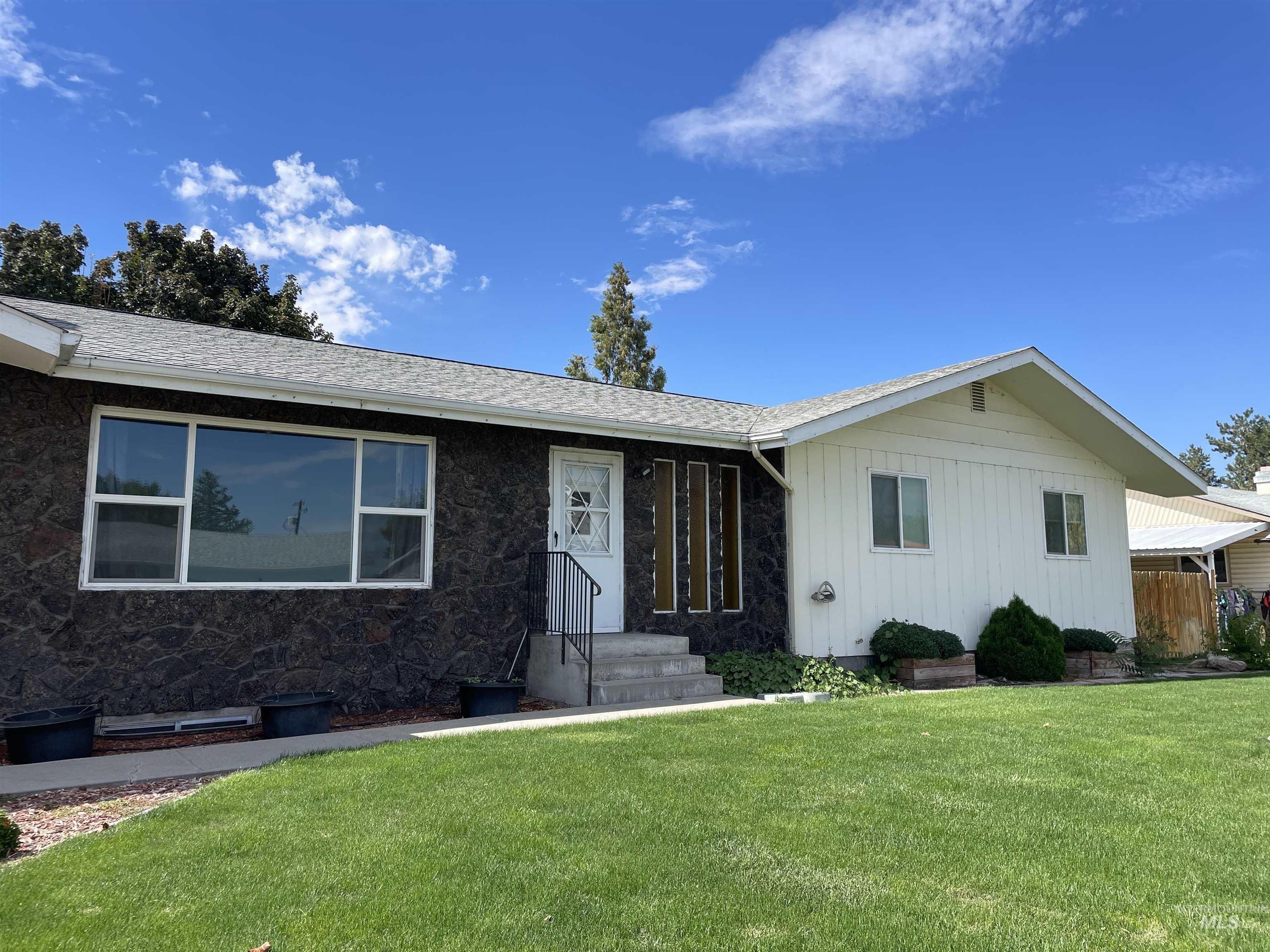23 NW 16th St., Ontario, Oregon 97914, 3 Bedrooms, 2 Bathrooms, Residential For Sale, Price $339,900,MLS 99001475