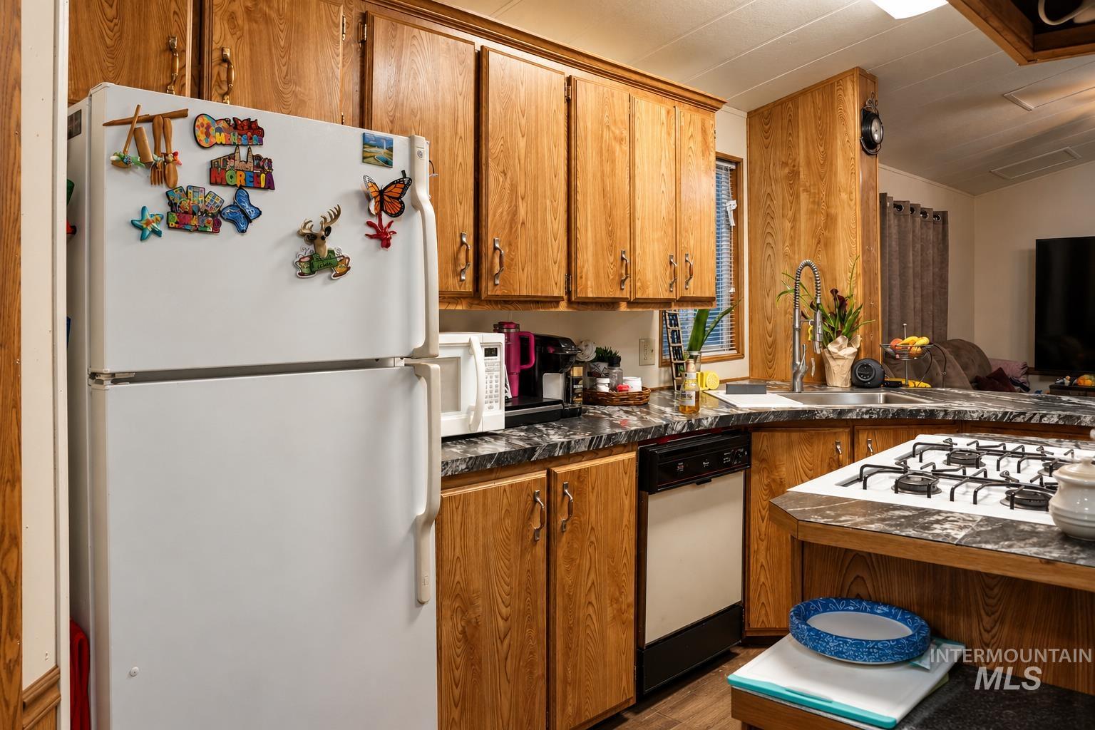 198 South Hills RD, Twin Falls, Idaho 83301, 2 Bedrooms, 2 Bathrooms, Residential For Sale, Price $95,000,MLS 99001537