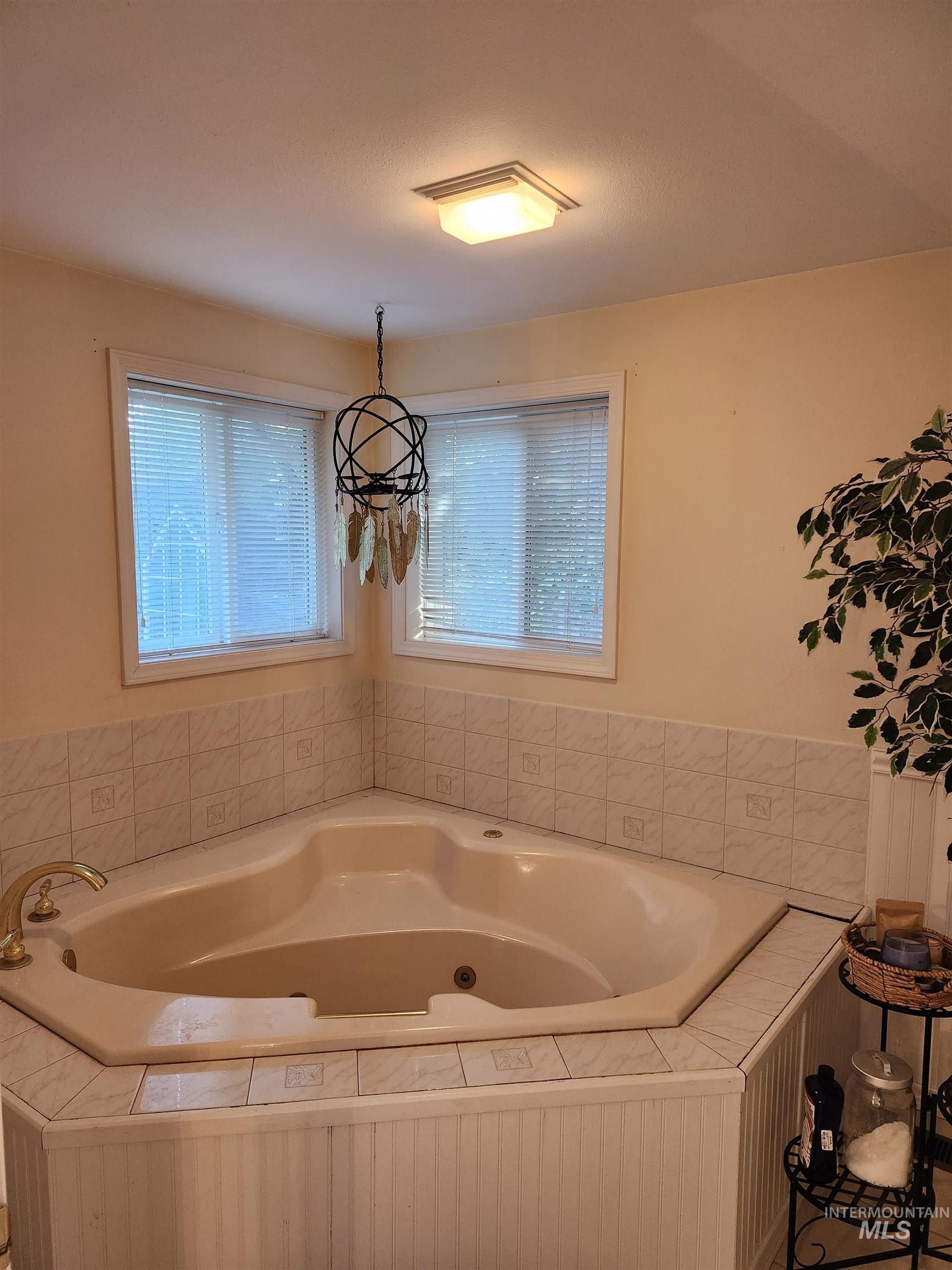 622 Indian Hills Dr, Moscow, Idaho 83843, 4 Bedrooms, 3 Bathrooms, Residential For Sale, Price $589,000,MLS 99001548