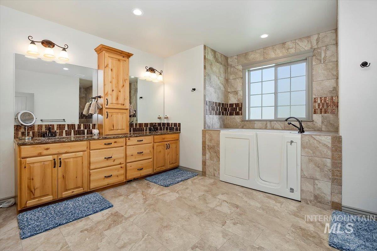 2433 Blick, Twin Falls, Idaho 83301, 3 Bedrooms, 3 Bathrooms, Residential For Sale, Price $625,000,MLS 99001550