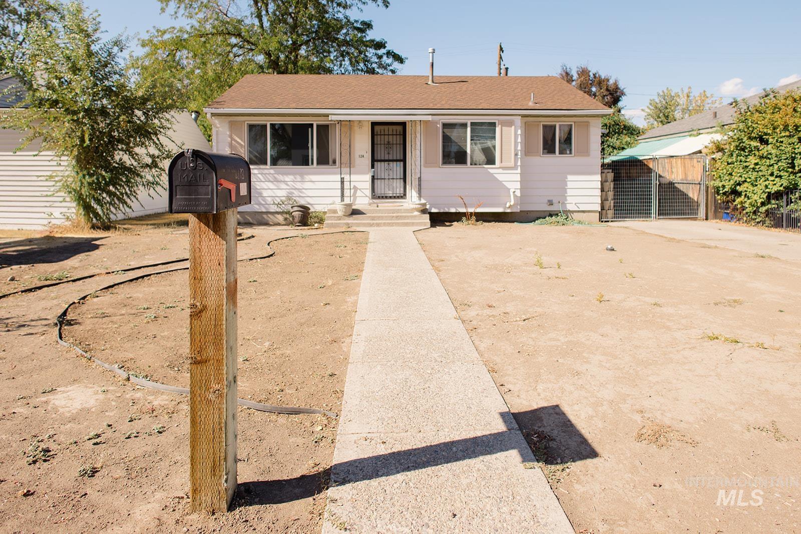 124 Mountain View Drive, Mountain Home, Idaho 83647, 5 Bedrooms, 1 Bathroom, Residential For Sale, Price $300,000,MLS 99001551