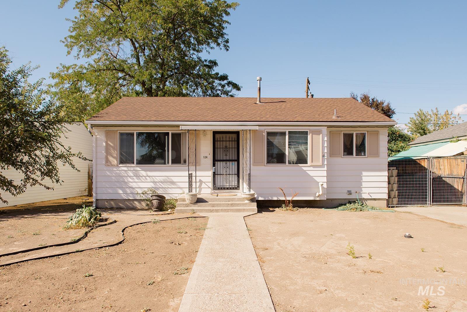 124 Mountain View Drive, Mountain Home, Idaho 83647, 5 Bedrooms, 1 Bathroom, Residential For Sale, Price $300,000,MLS 99001551