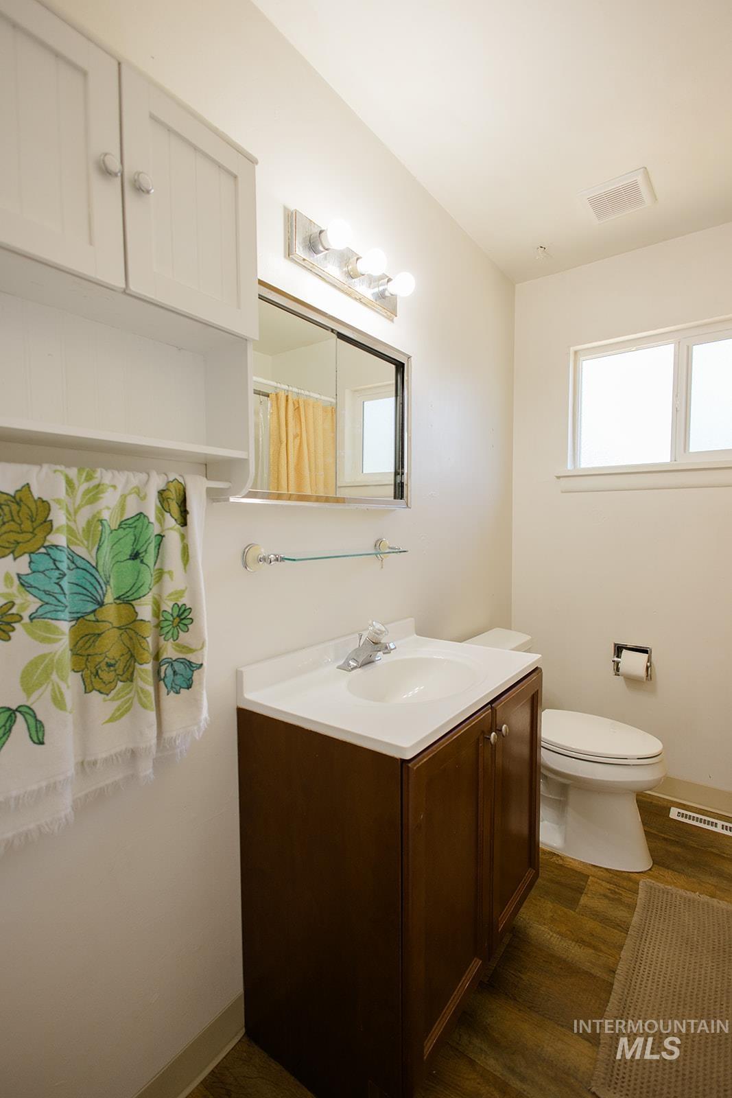 124 Mountain View Drive, Mountain Home, Idaho 83647, 5 Bedrooms, 1 Bathroom, Residential For Sale, Price $300,000,MLS 99001551