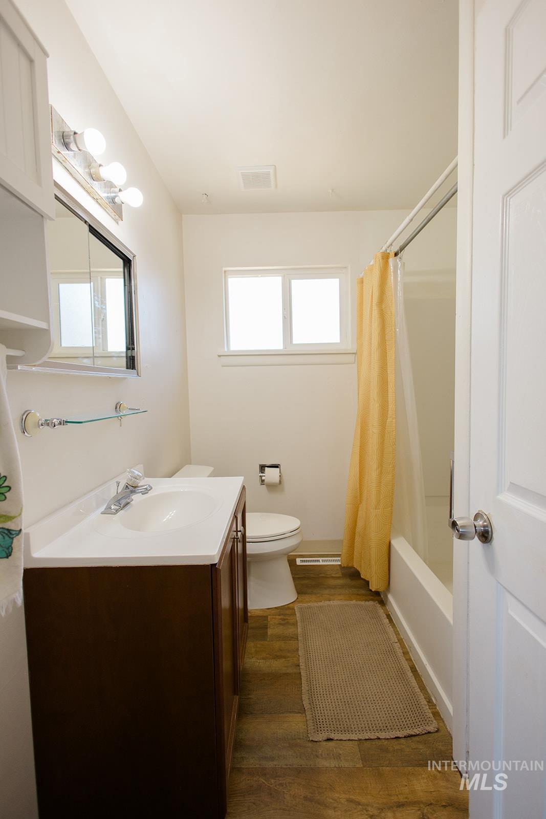 124 Mountain View Drive, Mountain Home, Idaho 83647, 5 Bedrooms, 1 Bathroom, Residential For Sale, Price $300,000,MLS 99001551