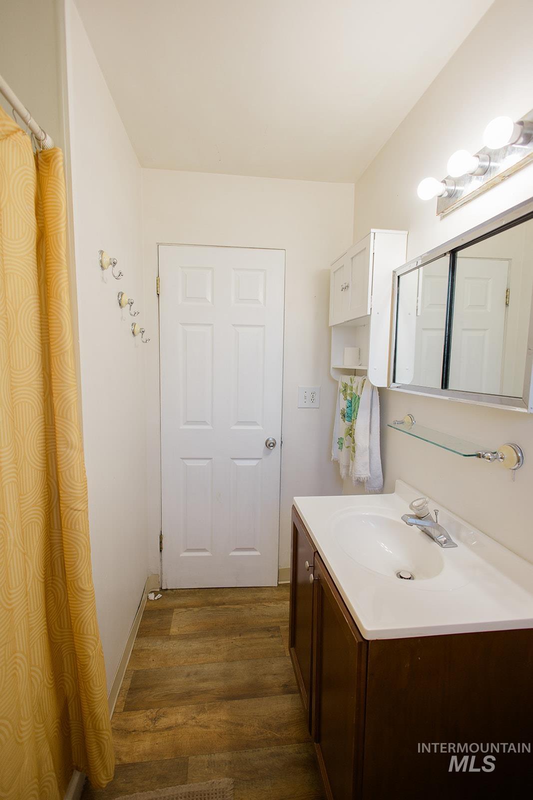 124 Mountain View Drive, Mountain Home, Idaho 83647, 5 Bedrooms, 1 Bathroom, Residential For Sale, Price $300,000,MLS 99001551