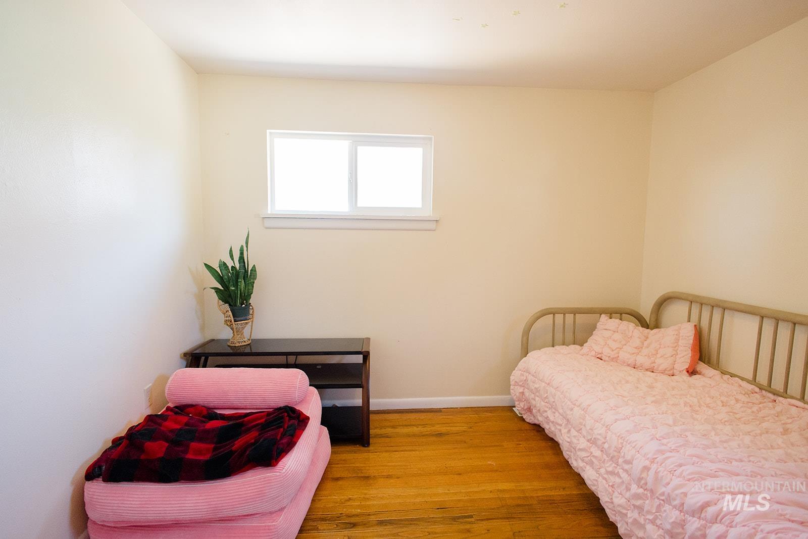 124 Mountain View Drive, Mountain Home, Idaho 83647, 5 Bedrooms, 1 Bathroom, Residential For Sale, Price $300,000,MLS 99001551