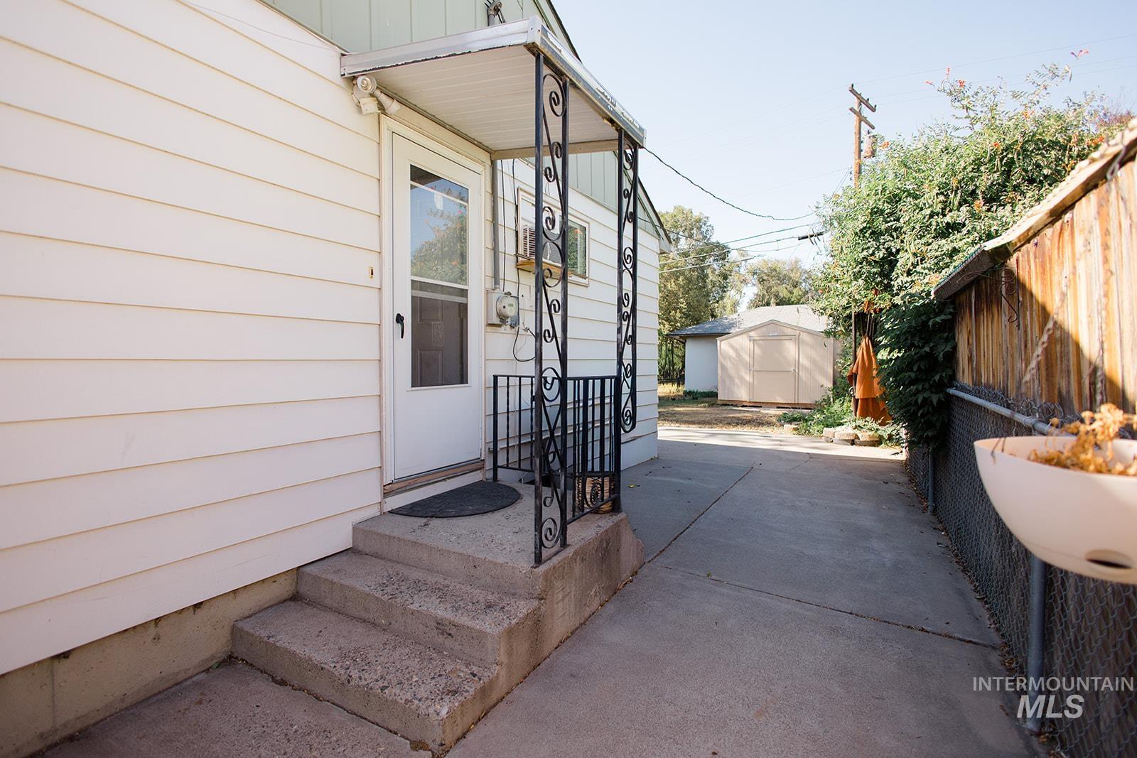 124 Mountain View Drive, Mountain Home, Idaho 83647, 5 Bedrooms, 1 Bathroom, Residential For Sale, Price $300,000,MLS 99001551