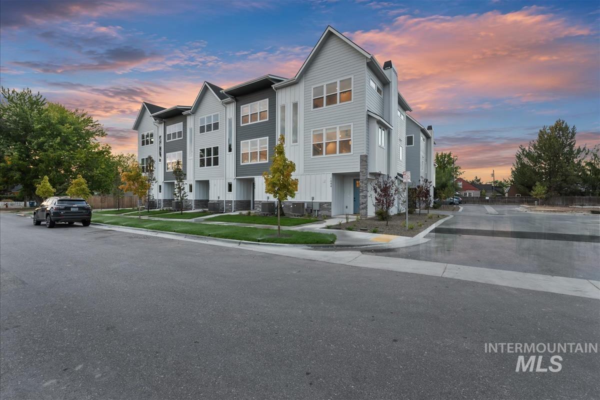 1044 W Melrose St, Boise, Idaho 83706, 2 Bedrooms, 2.5 Bathrooms, Residential For Sale, Price $539,900,MLS 99001610