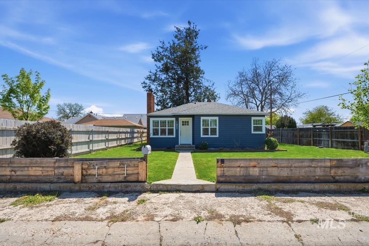 211 W. Dewey Ave., Nampa, Idaho 83686, 2 Bedrooms, 1 Bathroom, Residential For Sale, Price $304,900,MLS 99001613