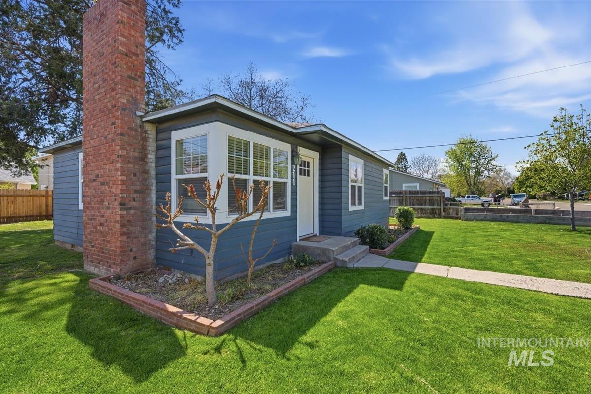211 W. Dewey Ave., Nampa, Idaho 83686, 2 Bedrooms, 1 Bathroom, Residential For Sale, Price $304,900,MLS 99001613