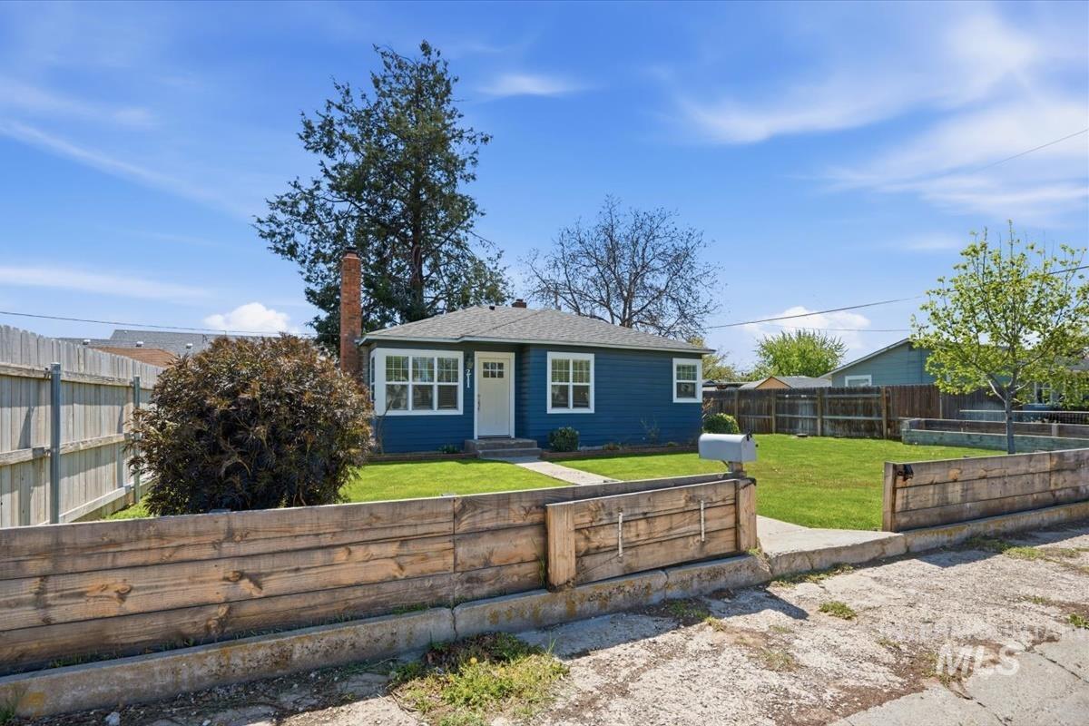 211 W. Dewey Ave., Nampa, Idaho 83686, 2 Bedrooms, 1 Bathroom, Residential For Sale, Price $304,900,MLS 99001613