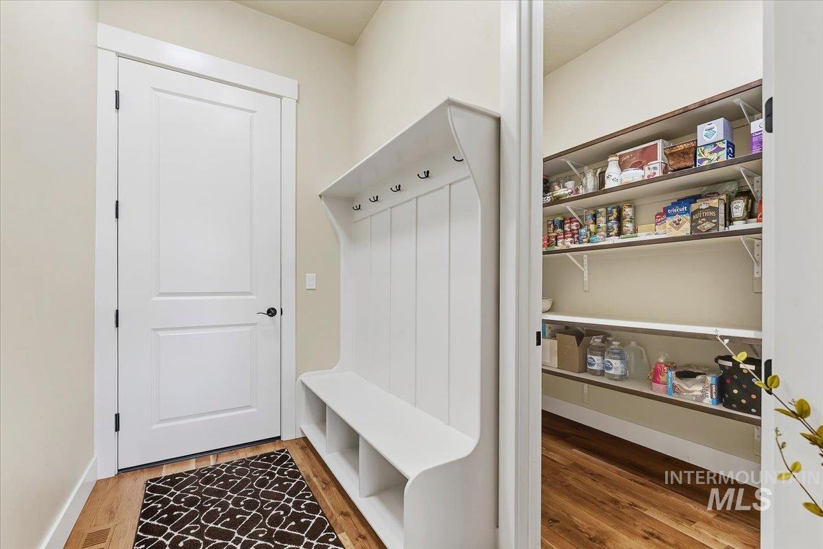 925 W Mollywood Dr, Nampa, Idaho 83686, 3 Bedrooms, 2 Bathrooms, Residential For Sale, Price $580,000, 99001621