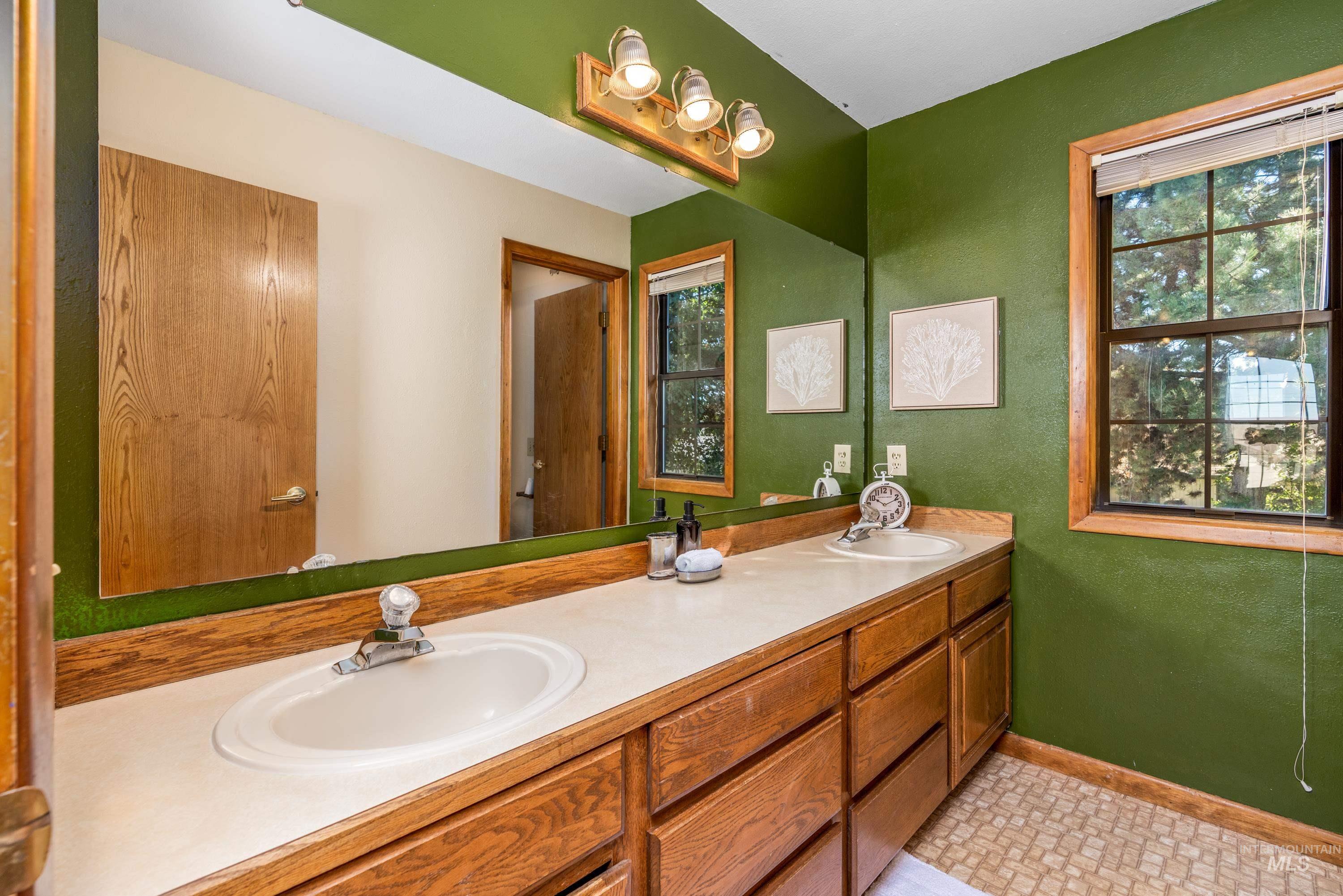 9401 W Stonehill Ct, Boise, Idaho 83709, 5 Bedrooms, 2.5 Bathrooms, Residential For Sale, Price $559,900,MLS 99001647