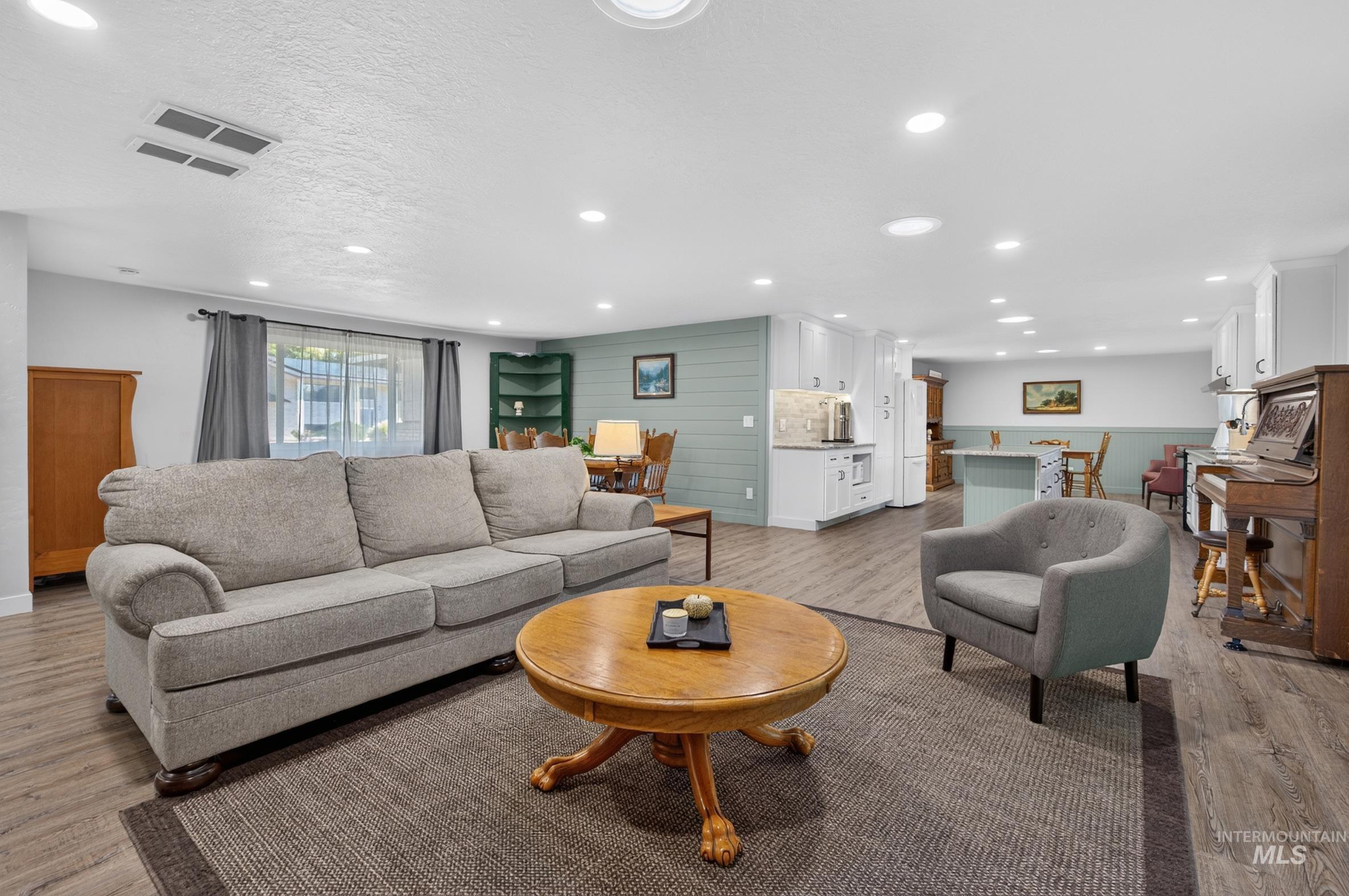 8595 W Westchester Ave, Boise, Idaho 83704, 3 Bedrooms, 2 Bathrooms, Residential For Sale, Price $499,900, 99001657