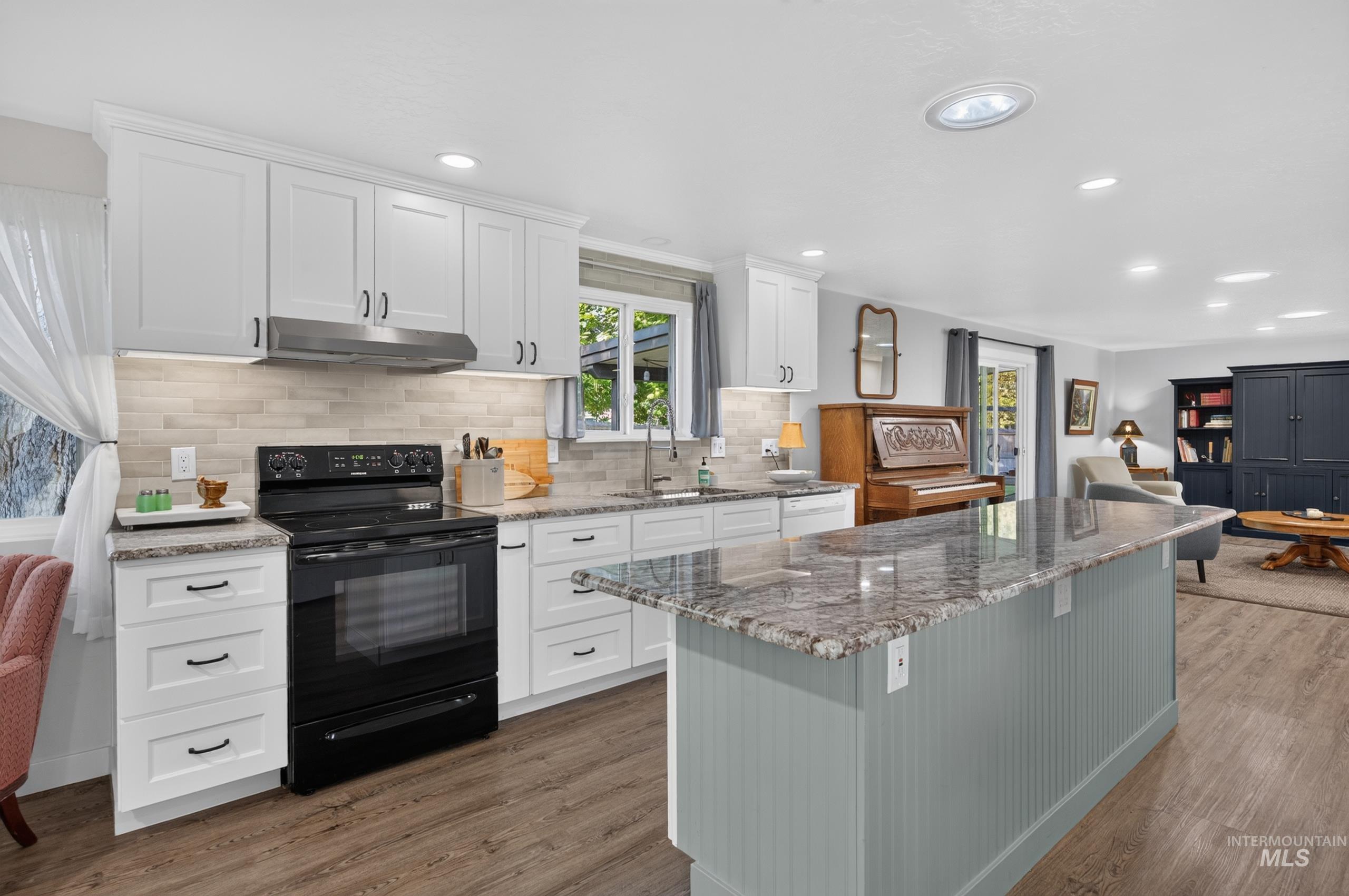 8595 W Westchester Ave, Boise, Idaho 83704, 3 Bedrooms, 2 Bathrooms, Residential For Sale, Price $499,900, 99001657