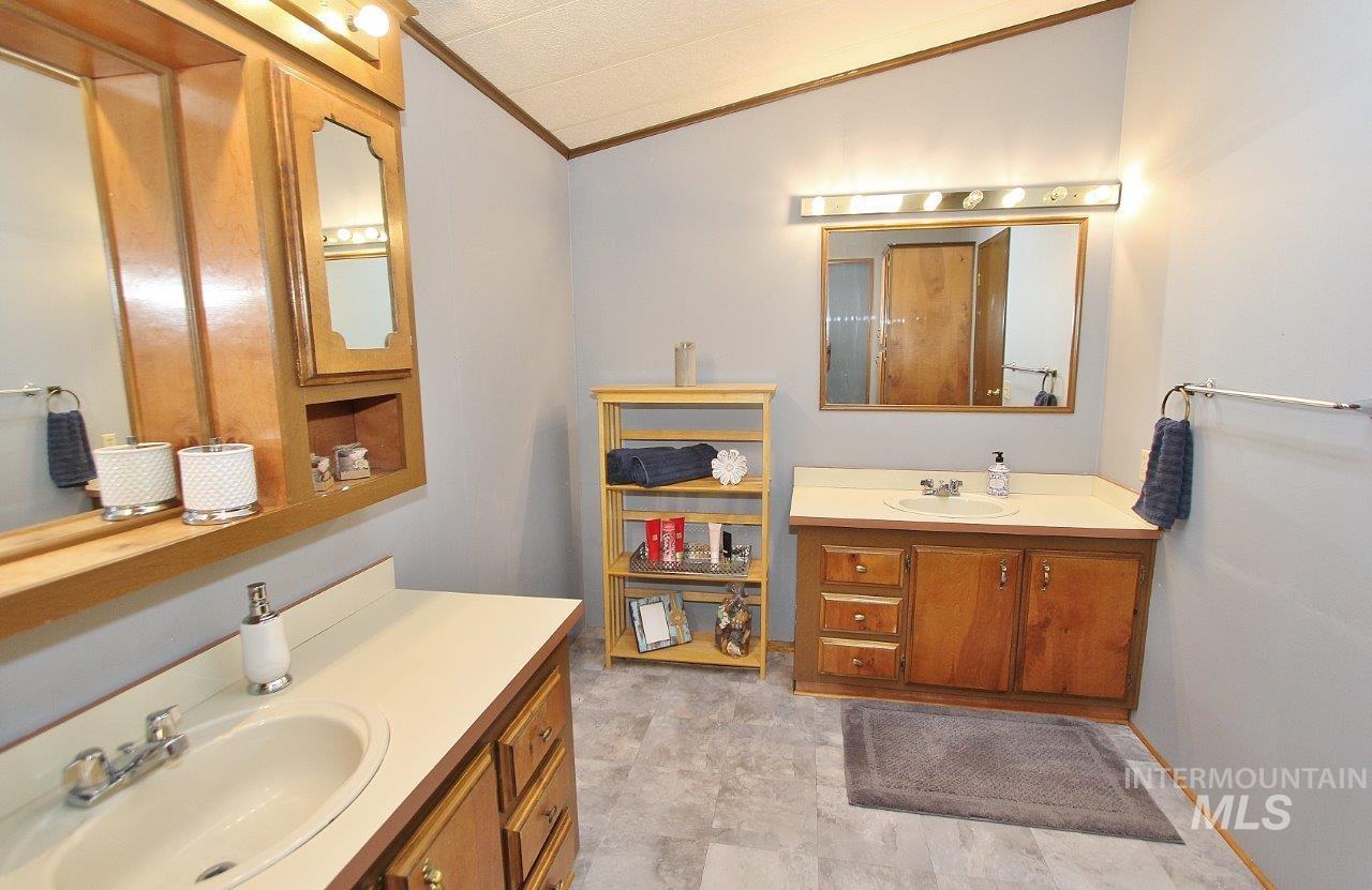642 S Malaga Lane, Boise, Idaho 83709, 3 Bedrooms, 2 Bathrooms, Residential For Sale, Price $335,000,MLS 99001733