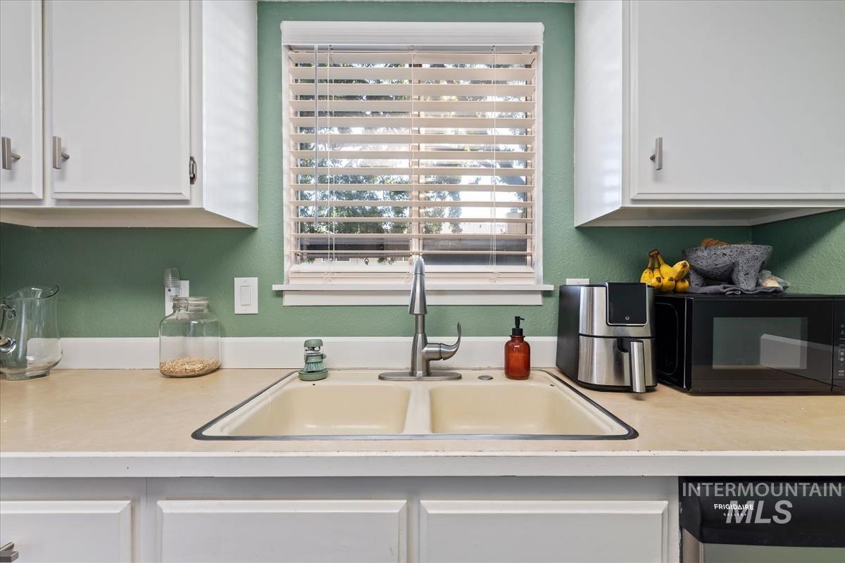 6879 W Maxwell Ln, Boise, Idaho 83704, 2 Bedrooms, 1.5 Bathrooms, Residential For Sale, Price $310,000, 99001747