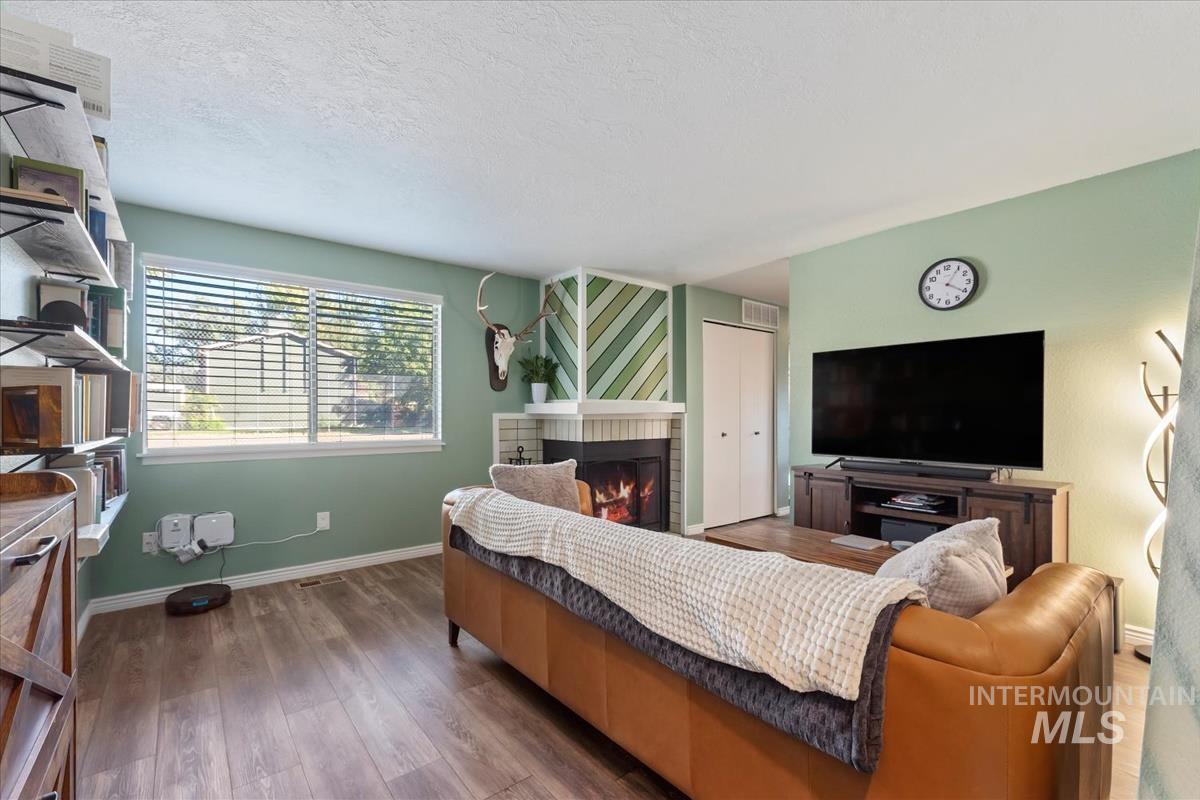 6879 W Maxwell Ln, Boise, Idaho 83704, 2 Bedrooms, 1.5 Bathrooms, Residential For Sale, Price $310,000, 99001747