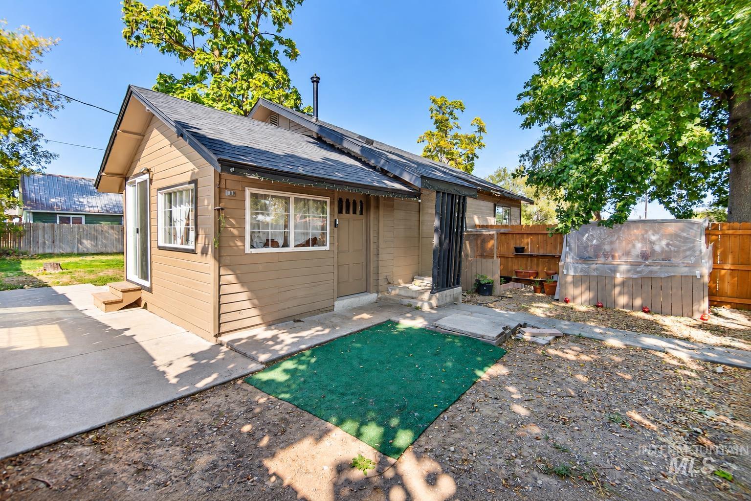 402 SW 4th, Fruitland, Idaho 83619, 2 Bedrooms, 1 Bathroom, Residential For Sale, Price $309,000, 99001752