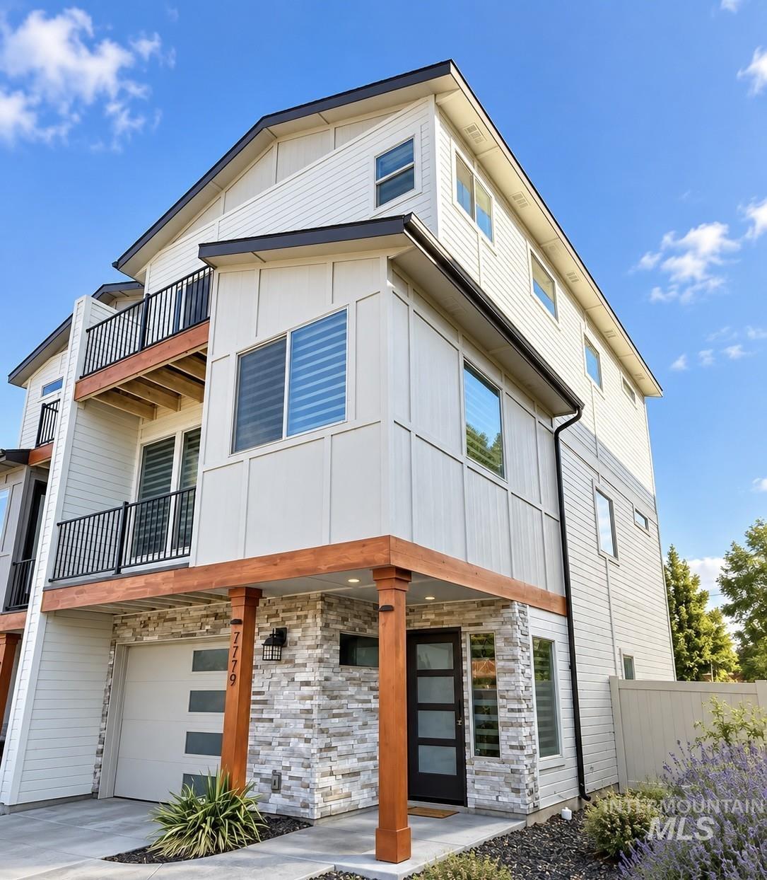 7779 W Crestwood Drive, Boise, Idaho 83704, 3 Bedrooms, 2.5 Bathrooms, Residential For Sale, Price $469,000,MLS 99001766