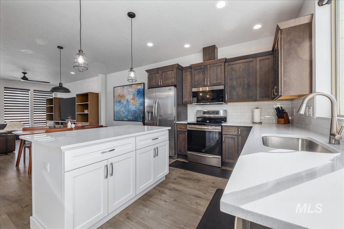 7779 W Crestwood Drive, Boise, Idaho 83704, 3 Bedrooms, 2.5 Bathrooms, Residential For Sale, Price $469,000,MLS 99001766