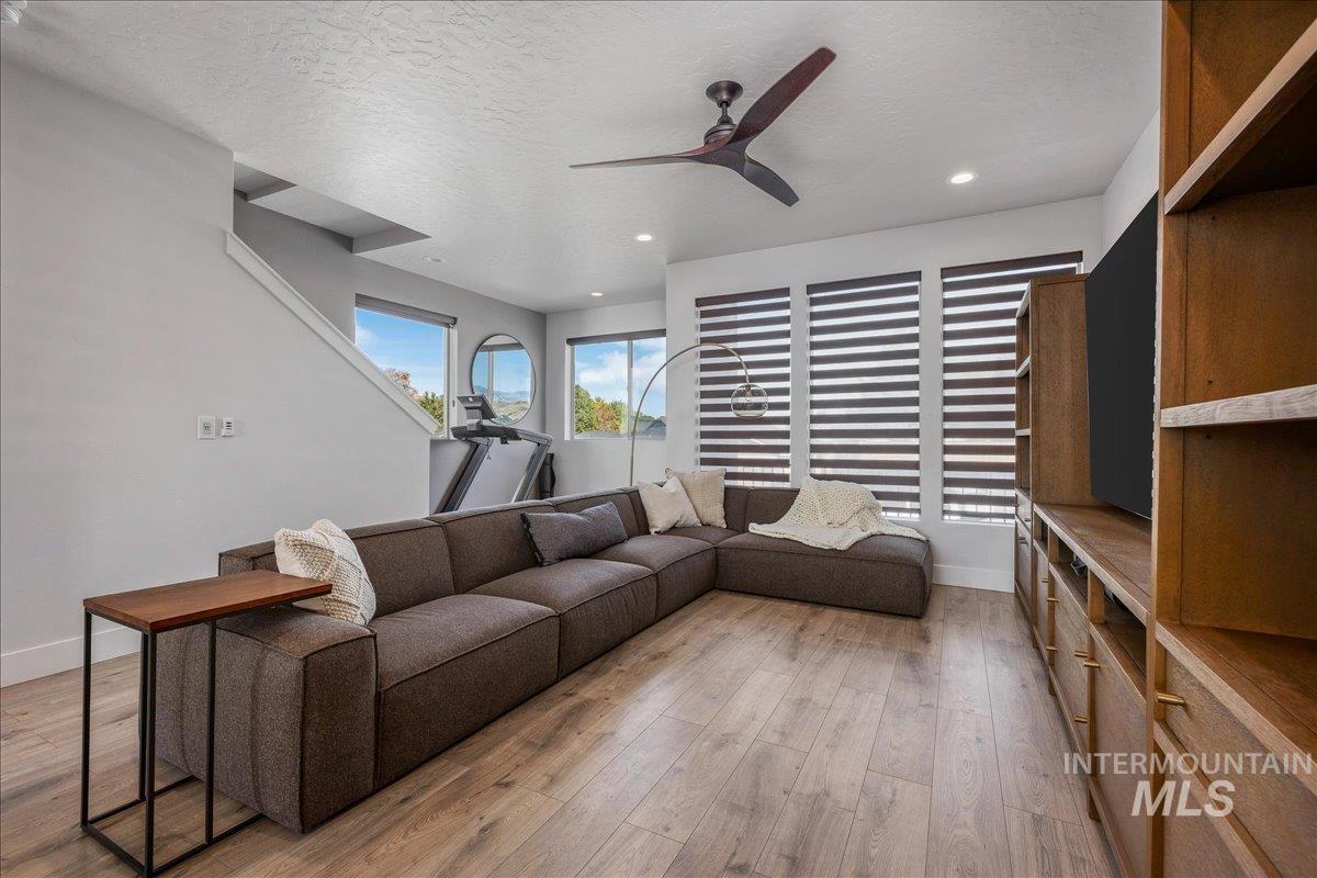 7779 W Crestwood Drive, Boise, Idaho 83704, 3 Bedrooms, 2.5 Bathrooms, Residential For Sale, Price $469,000,MLS 99001766