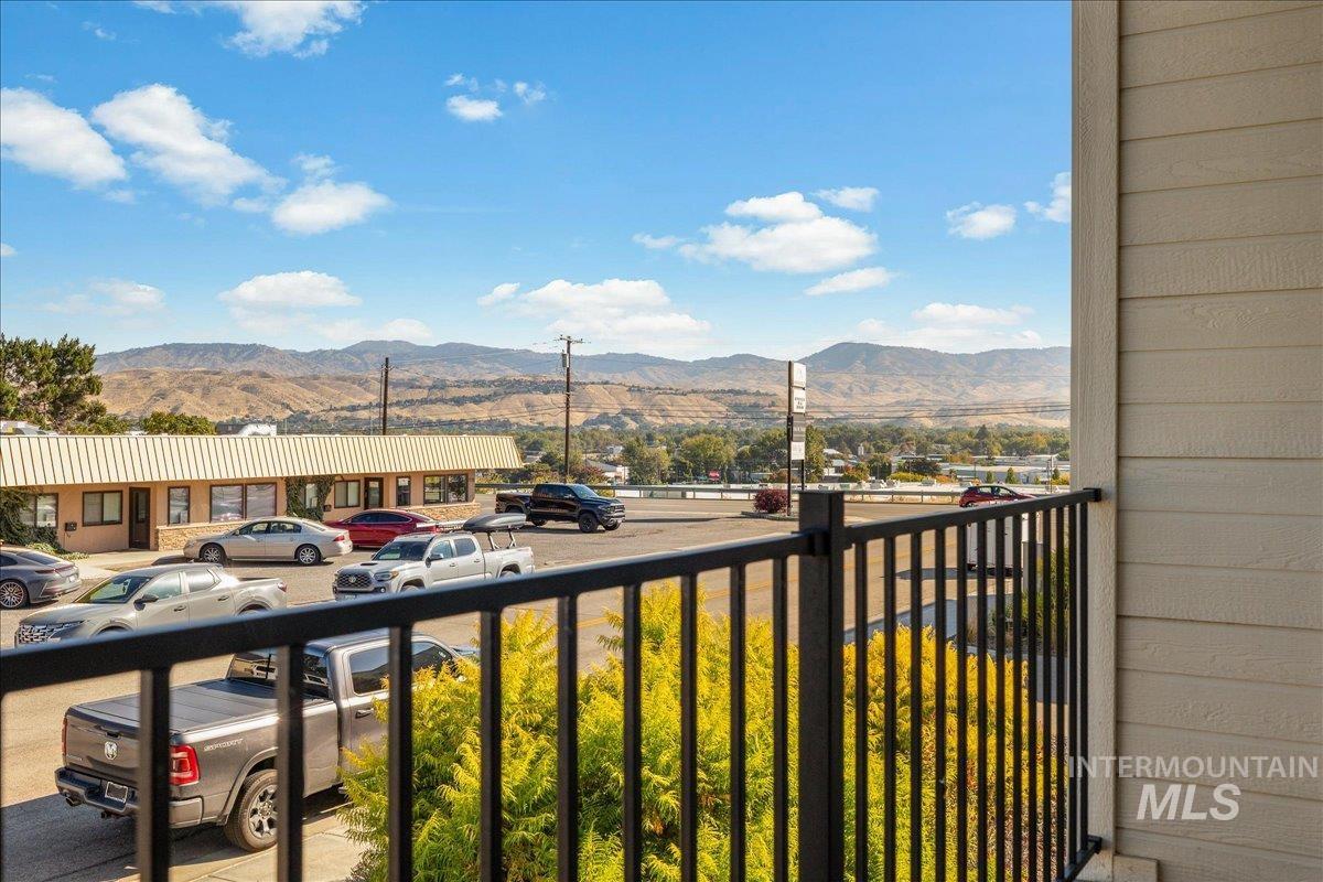 7779 W Crestwood Drive, Boise, Idaho 83704, 3 Bedrooms, 2.5 Bathrooms, Residential For Sale, Price $469,000,MLS 99001766
