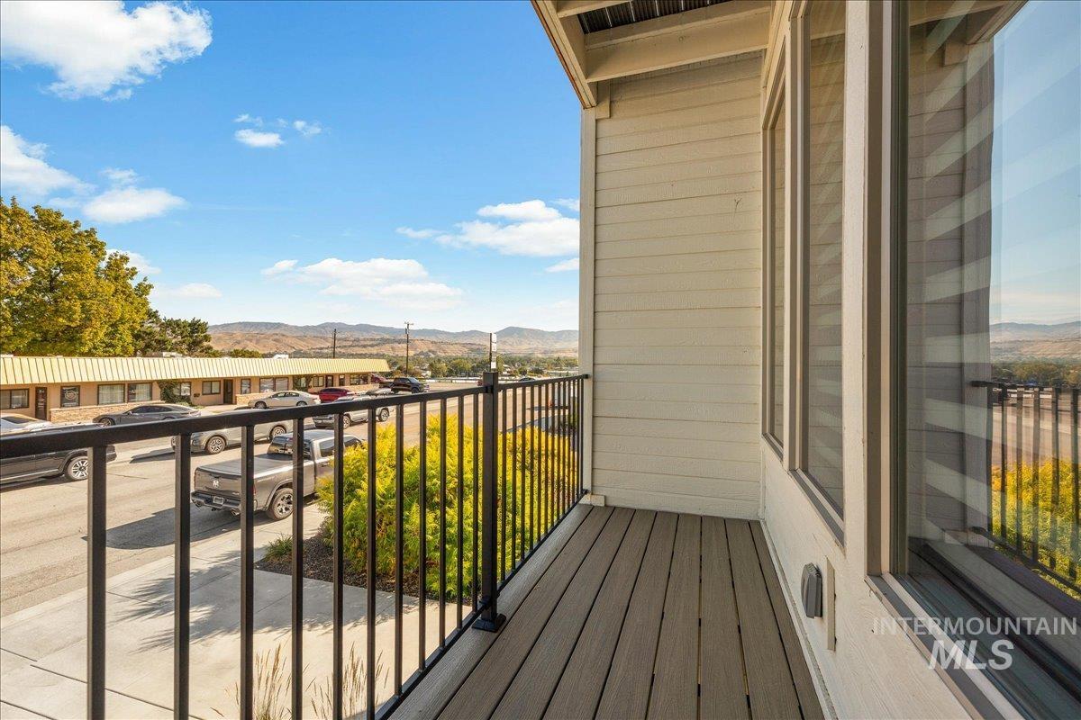 7779 W Crestwood Drive, Boise, Idaho 83704, 3 Bedrooms, 2.5 Bathrooms, Residential For Sale, Price $469,000,MLS 99001766