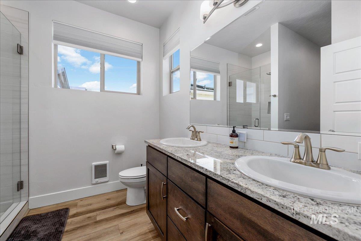 7779 W Crestwood Drive, Boise, Idaho 83704, 3 Bedrooms, 2.5 Bathrooms, Residential For Sale, Price $469,000,MLS 99001766