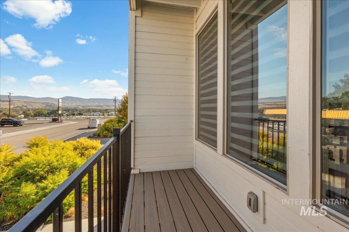 7779 W Crestwood Drive, Boise, Idaho 83704, 3 Bedrooms, 2.5 Bathrooms, Residential For Sale, Price $469,000,MLS 99001766