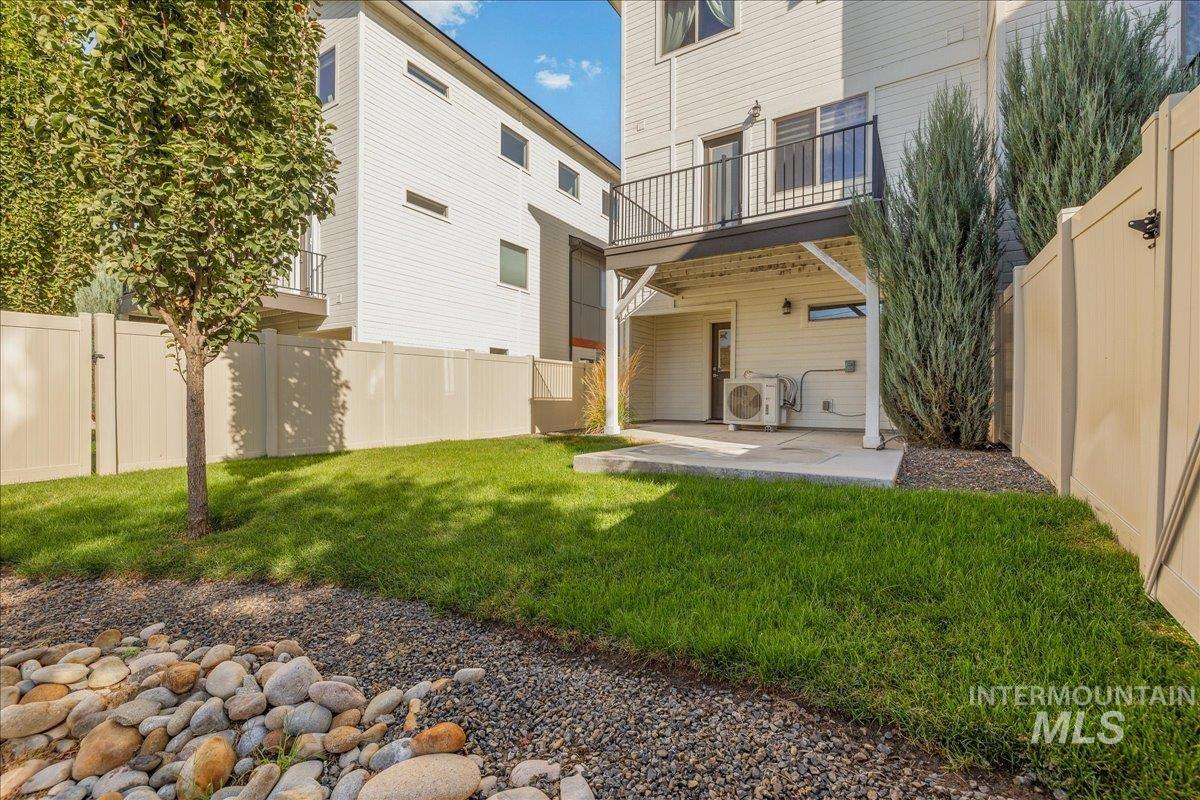 7779 W Crestwood Drive, Boise, Idaho 83704, 3 Bedrooms, 2.5 Bathrooms, Residential For Sale, Price $469,000,MLS 99001766