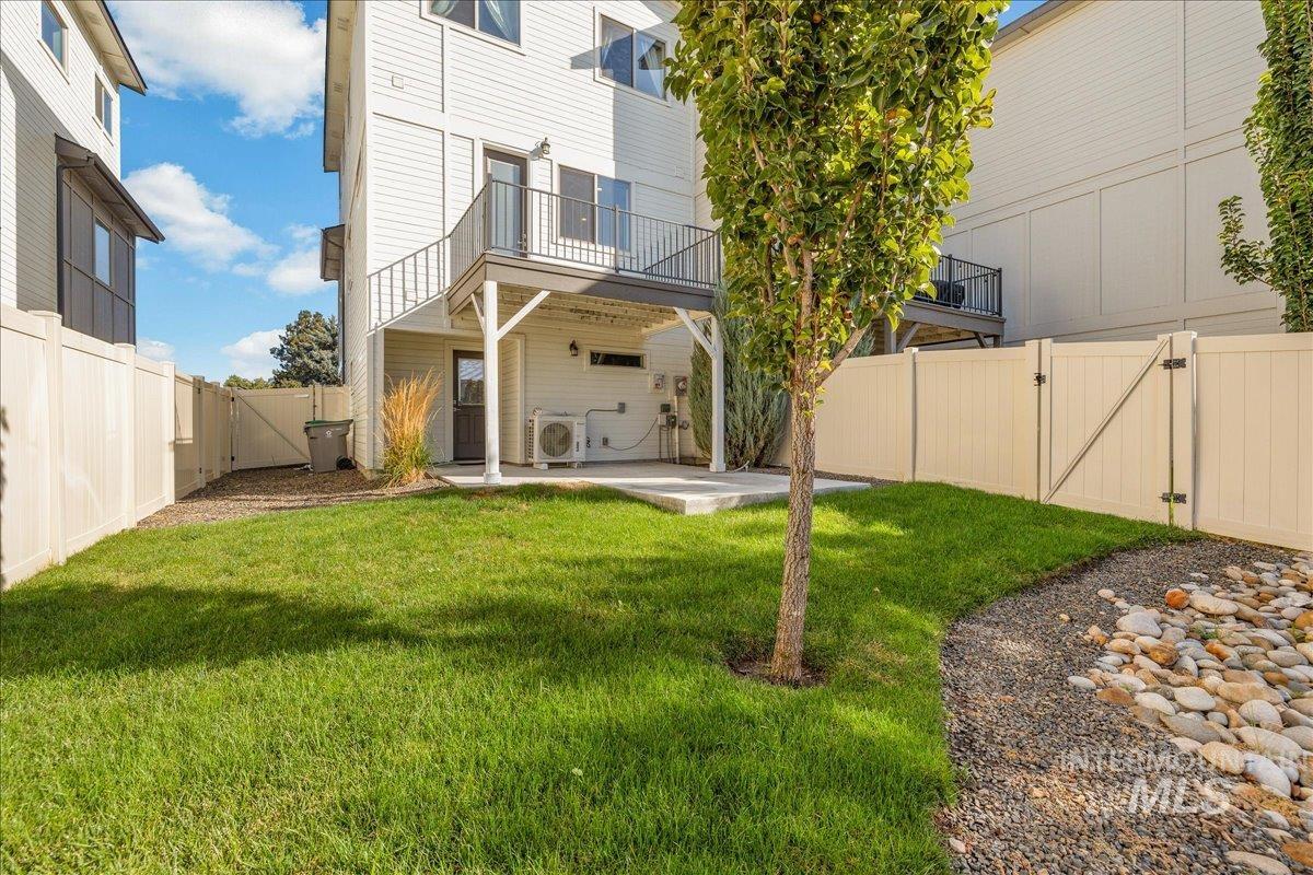 7779 W Crestwood Drive, Boise, Idaho 83704, 3 Bedrooms, 2.5 Bathrooms, Residential For Sale, Price $469,000,MLS 99001766