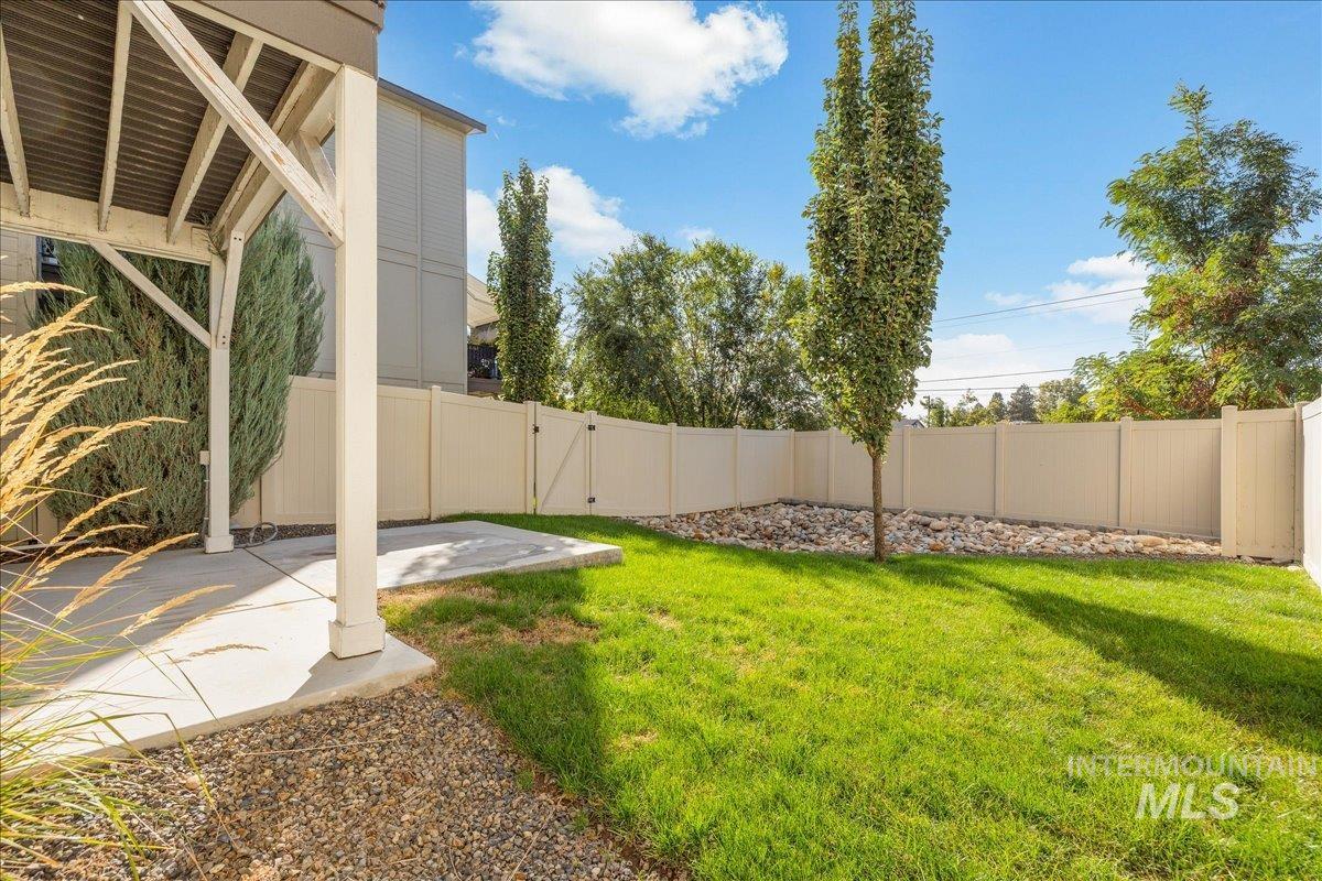 7779 W Crestwood Drive, Boise, Idaho 83704, 3 Bedrooms, 2.5 Bathrooms, Residential For Sale, Price $469,000,MLS 99001766