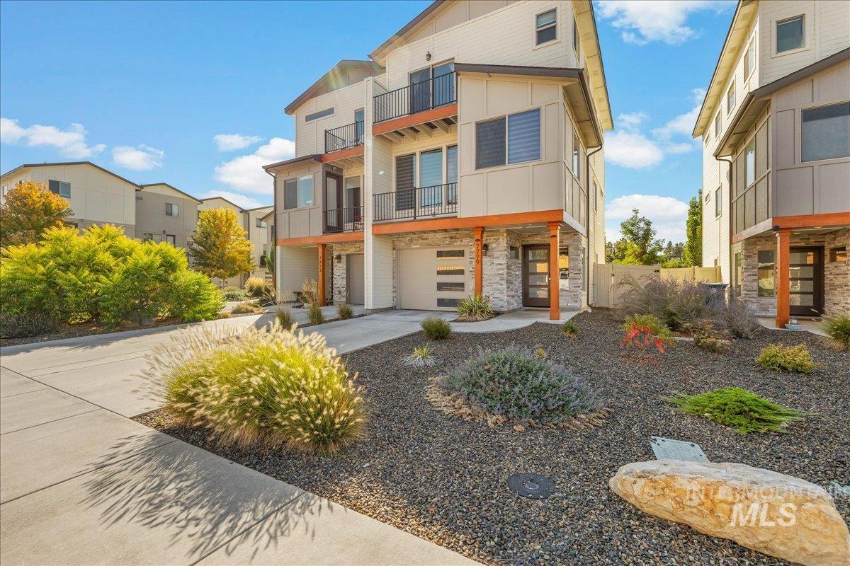 7779 W Crestwood Drive, Boise, Idaho 83704, 3 Bedrooms, 2.5 Bathrooms, Residential For Sale, Price $469,000,MLS 99001766
